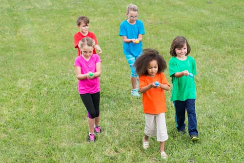 5 children take part in an egg and spoon race