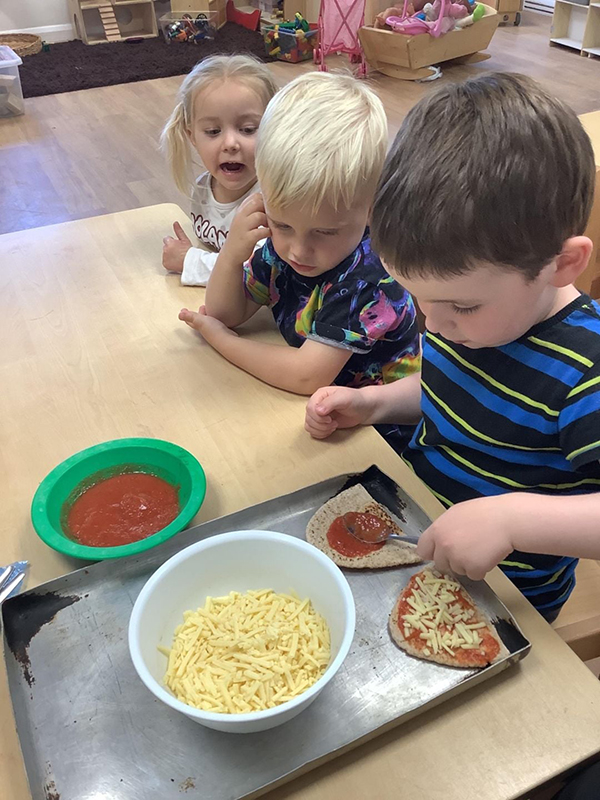 Bracknell nursery children make their own pizzas